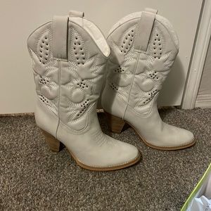 White cowgirl boots, size 8 only ever worn one time very comfortable.